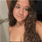 Profesora de inglés imparte clases a niños de todas las edades